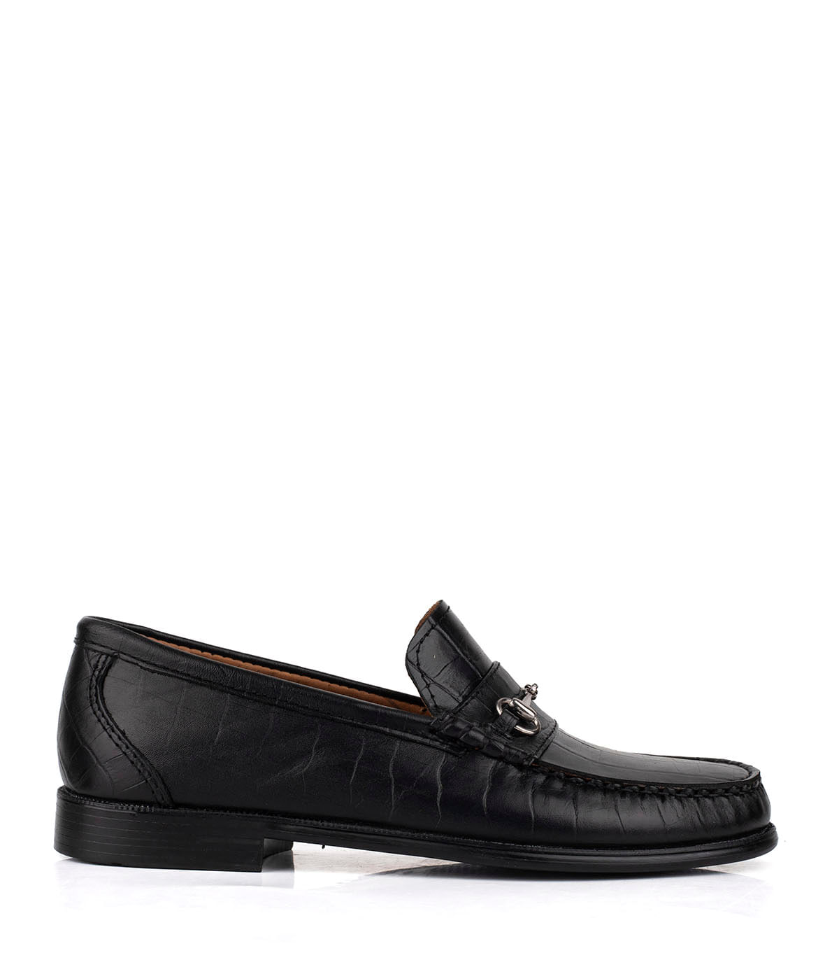 Mocasín de cuero con herraje y textura reptil