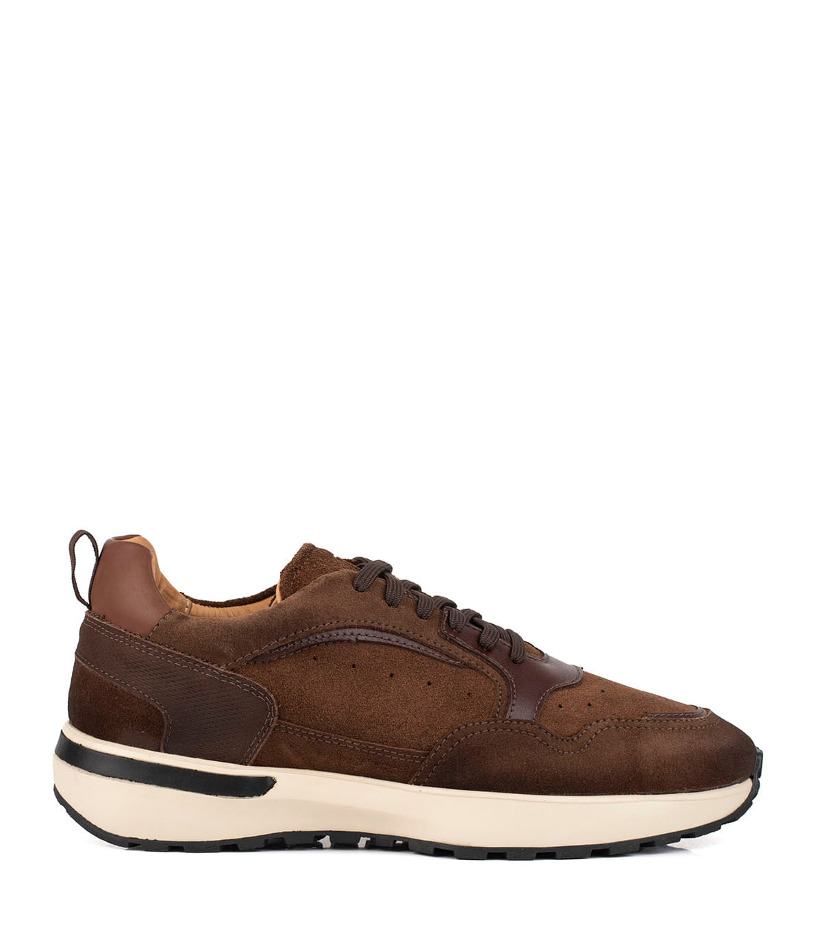 Zapatilla urbana de cuero con recortes