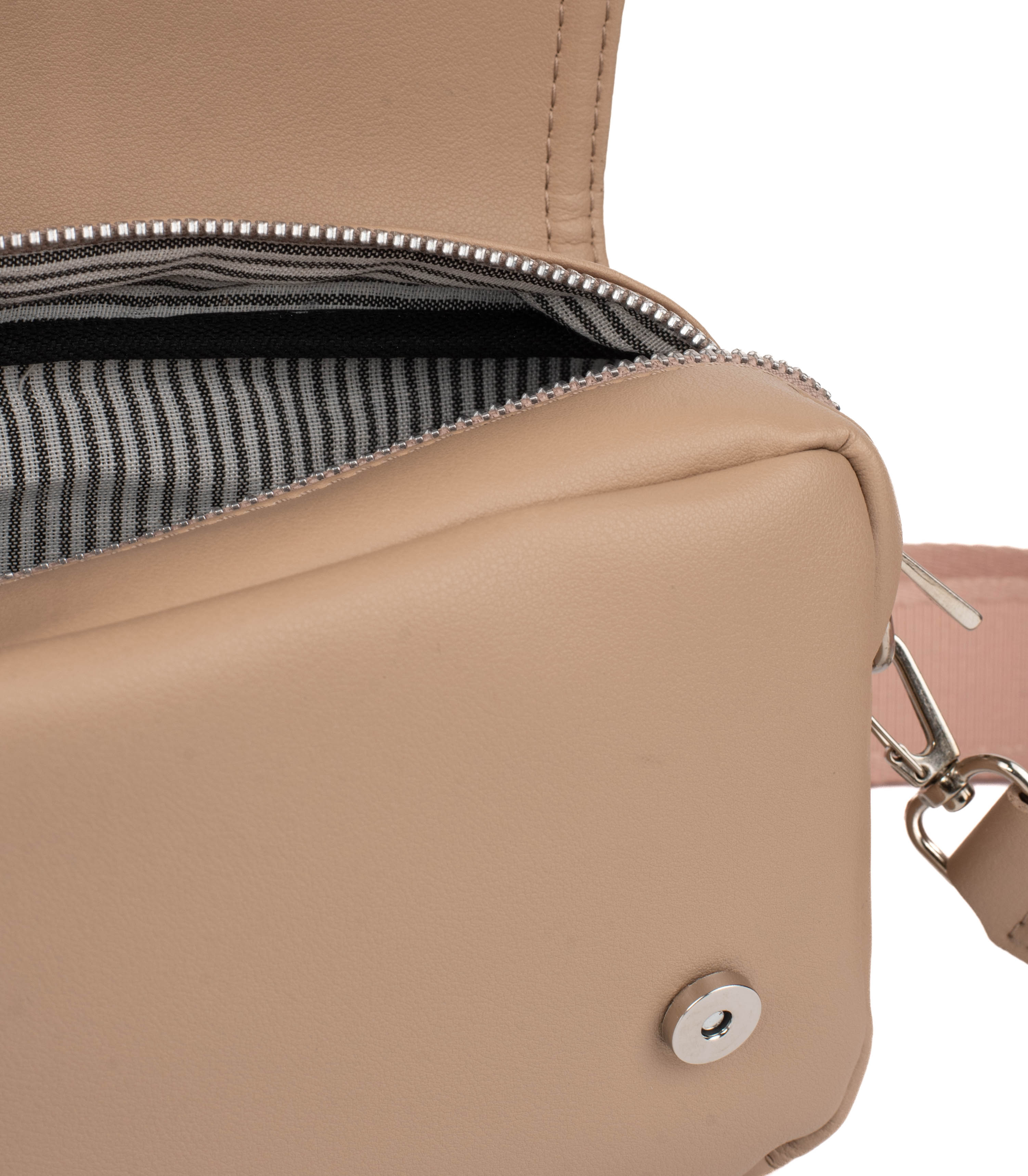 Bandolera compacta en simil cuero con solapa — imagen 5